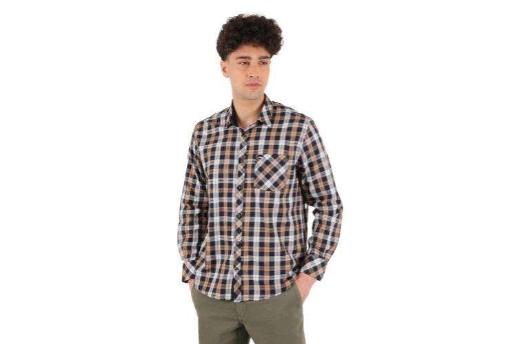 چگونه پیراهن طرح دار مردانه را استایل کنیم؟